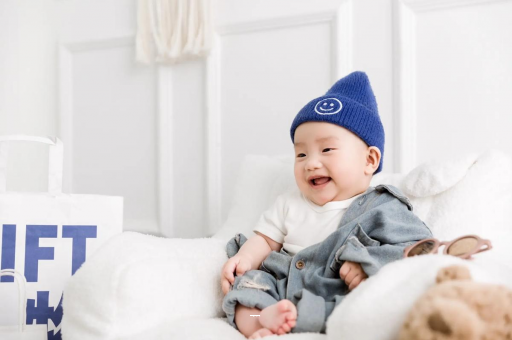 三沙宝宝吃奶蹬腿烦躁扭动